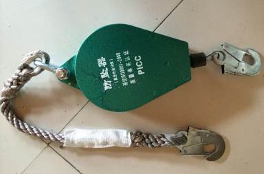 高空作業(yè)驚險一幕，十二樓無防具擦外窗玻璃